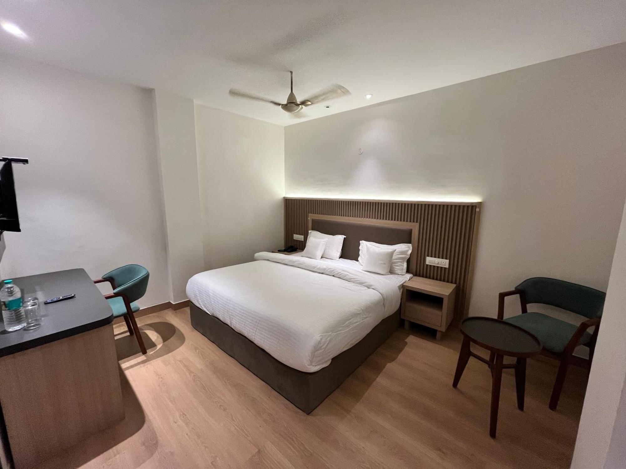 Hotel Celebrations Zirakpur Exteriör bild
